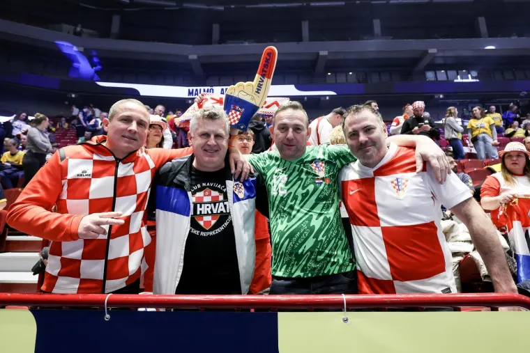 Pogledajte spektakl na tribinama: Navijači stvorili vatrenu atmosferu u Malm&ouml;u