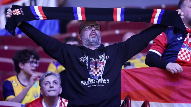 Pogledajte spektakl na tribinama: Navijači stvorili vatrenu atmosferu u Malm&ouml;u