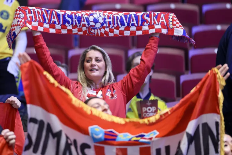 Pogledajte spektakl na tribinama: Navijači stvorili vatrenu atmosferu u Malm&ouml;u