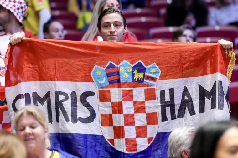 Pogledajte spektakl na tribinama: Navijači stvorili vatrenu atmosferu u Malm&ouml;u