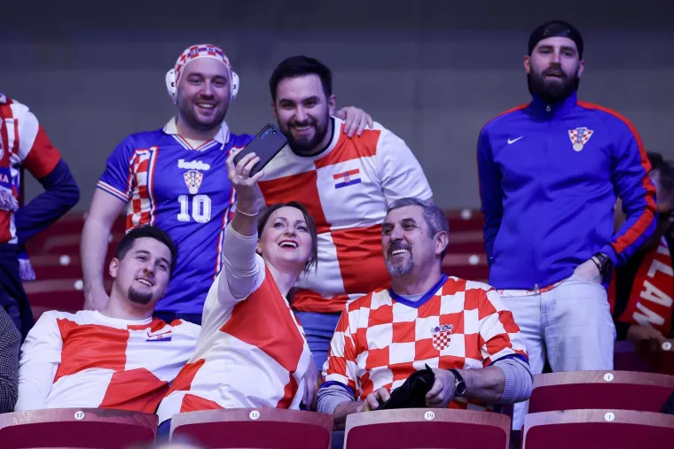 Pogledajte spektakl na tribinama: Navijači stvorili vatrenu atmosferu u Malm&ouml;u