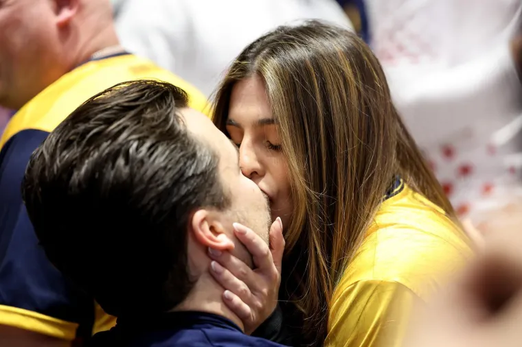 Pogledajte spektakl na tribinama: Navijači stvorili vatrenu atmosferu u Malm&ouml;u