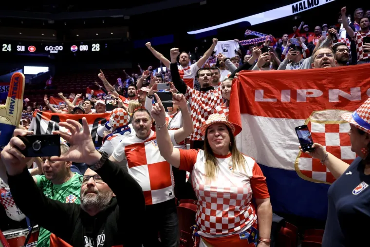 Pogledajte spektakl na tribinama: Navijači stvorili vatrenu atmosferu u Malm&ouml;u