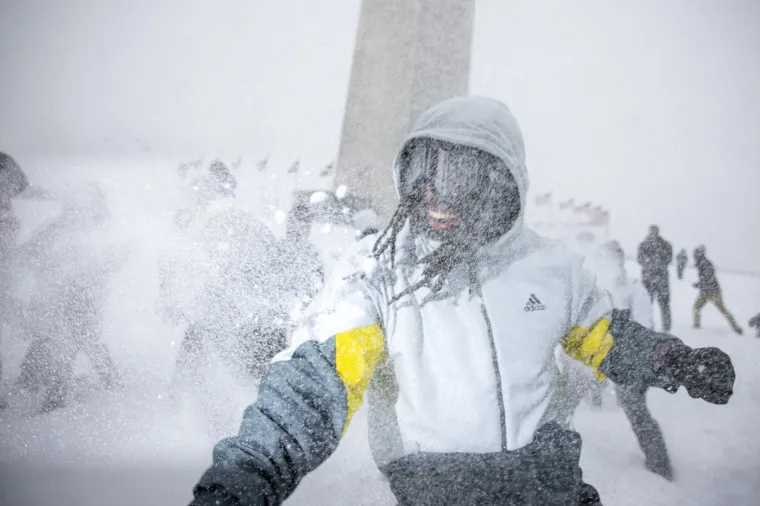Paralizirala ih snježna oluja! Nekoliko ljudi poginulo, strahuje se da će broj mrtvih rasti