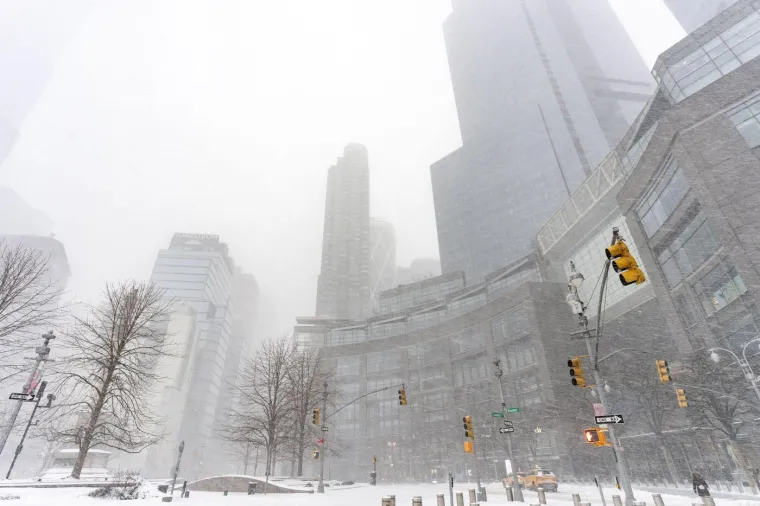 Paralizirala ih snježna oluja! Nekoliko ljudi poginulo, strahuje se da će broj mrtvih rasti