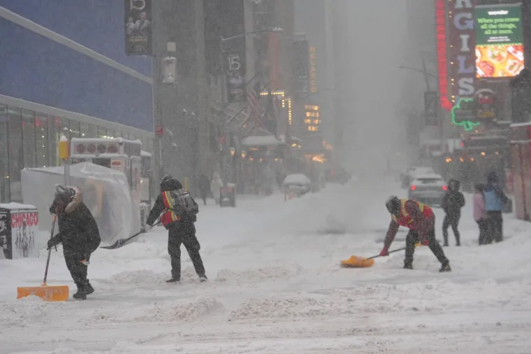 Paralizirala ih snježna oluja! Nekoliko ljudi poginulo, strahuje se da će broj mrtvih rasti