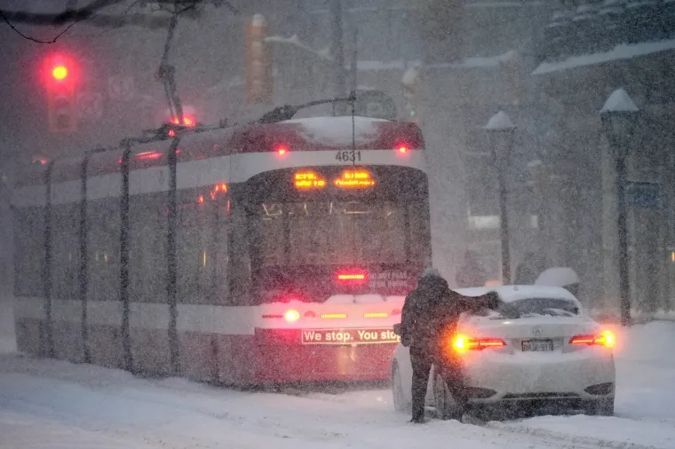Paralizirala ih snježna oluja! Nekoliko ljudi poginulo, strahuje se da će broj mrtvih rasti