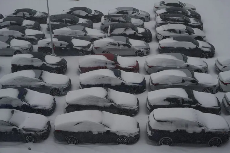 Paralizirala ih snježna oluja! Nekoliko ljudi poginulo, strahuje se da će broj mrtvih rasti