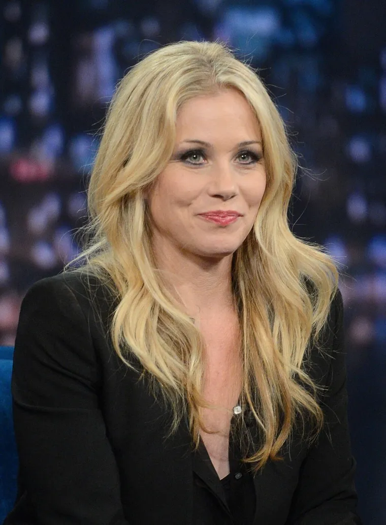 Sjećate li se vrckaste Kelly Bundy? Tragedija joj je promijenila život, a ovako danas izgleda