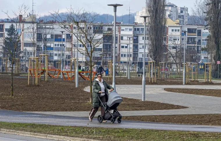 Odjevena od 'glave do pete' privlačila pozornost prolaznika: Lijepa Karlovčanka odu&scaron;evila stilom