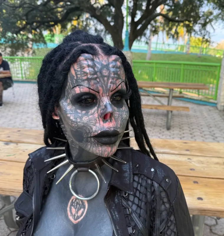 Bila je prava ljepotica, sada je prepuna tetovaža: Čak je odrezala i nos i čuva ga u staklenki