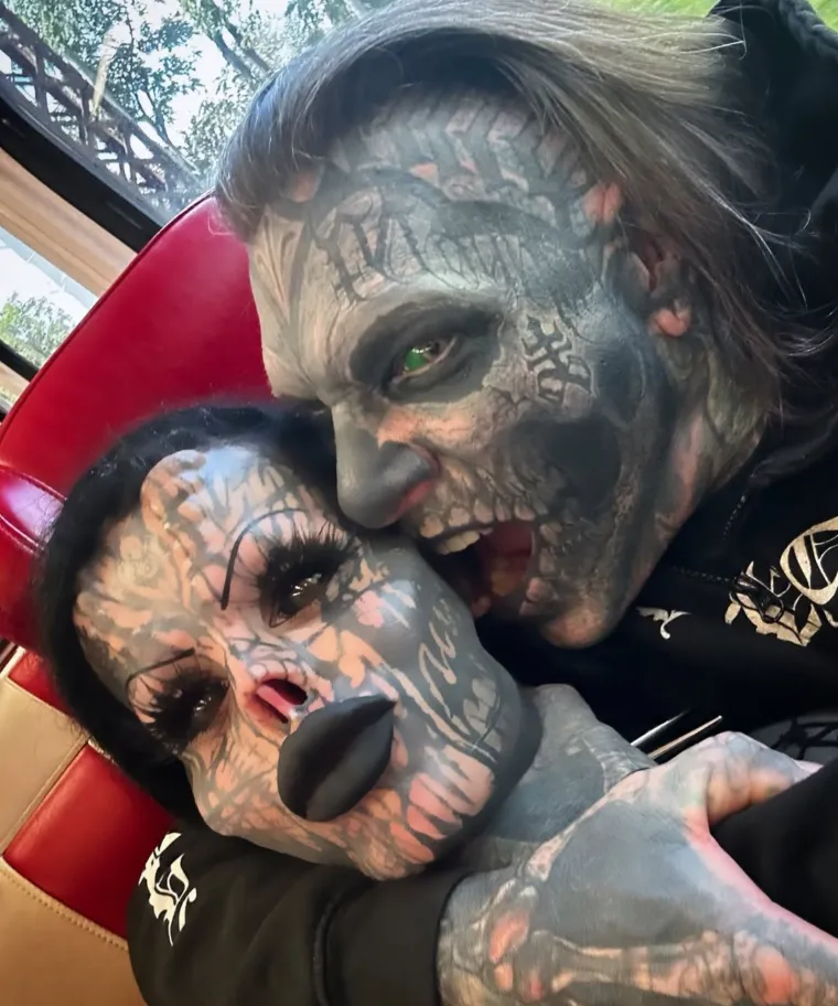 Bila je prava ljepotica, sada je prepuna tetovaža: Čak je odrezala i nos i čuva ga u staklenki