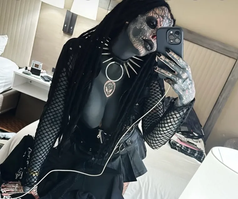 Bila je prava ljepotica, sada je prepuna tetovaža: Čak je odrezala i nos i čuva ga u staklenki