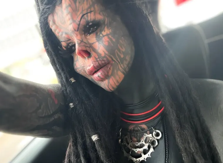 Bila je prava ljepotica, sada je prepuna tetovaža: Čak je odrezala i nos i čuva ga u staklenki