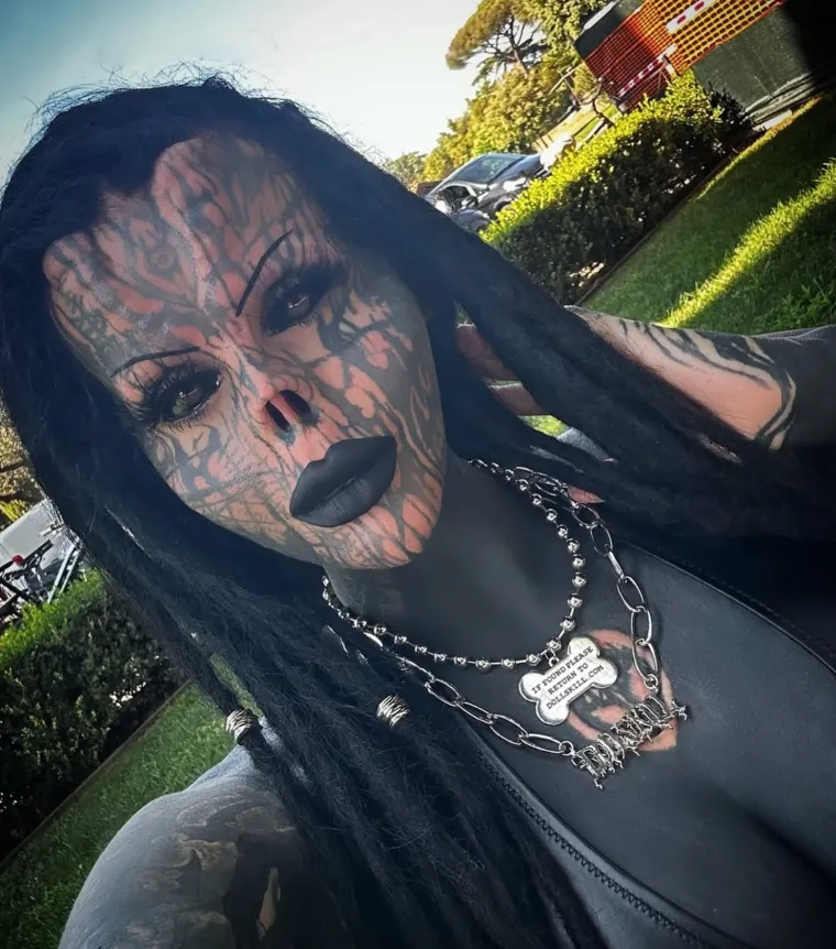 Bila je prava ljepotica, sada je prepuna tetovaža: Čak je odrezala i nos i čuva ga u staklenki
