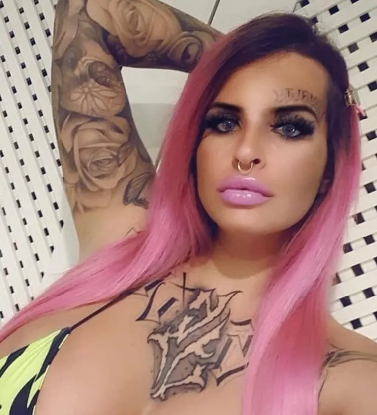 Bila je prava ljepotica, sada je prepuna tetovaža: Čak je odrezala i nos i čuva ga u staklenki