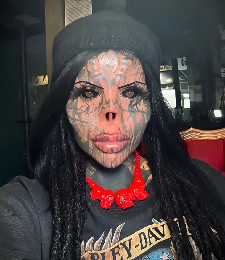 Bila je prava ljepotica, sada je prepuna tetovaža: Čak je odrezala i nos i čuva ga u staklenki