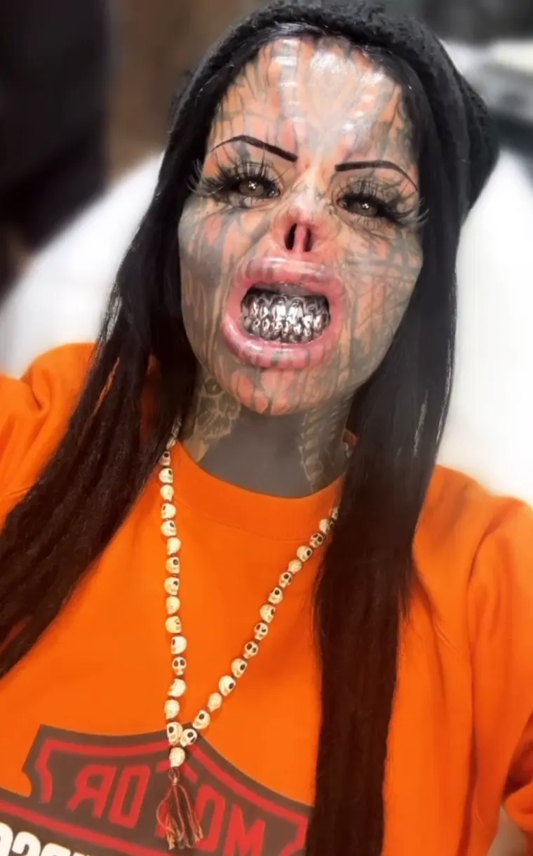 Bila je prava ljepotica, sada je prepuna tetovaža: Čak je odrezala i nos i čuva ga u staklenki