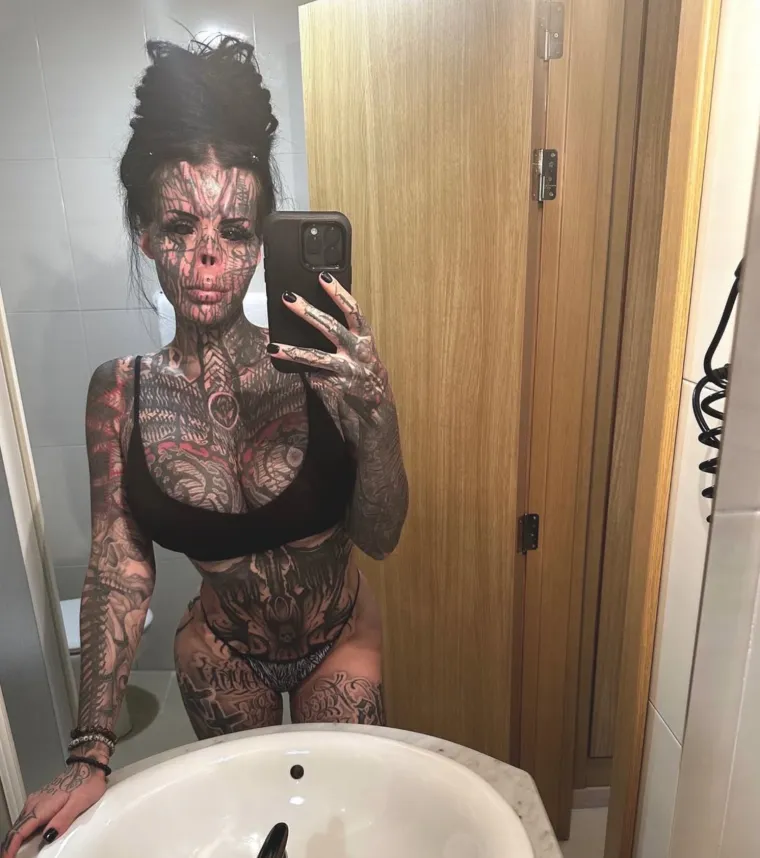 Bila je prava ljepotica, sada je prepuna tetovaža: Čak je odrezala i nos i čuva ga u staklenki