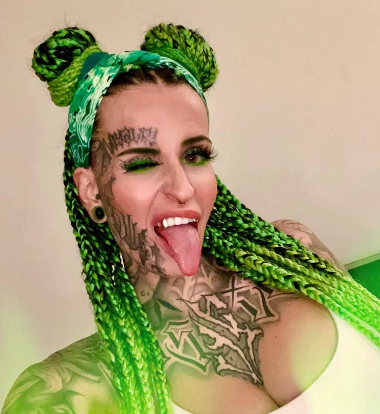 Bila je prava ljepotica, sada je prepuna tetovaža: Čak je odrezala i nos i čuva ga u staklenki