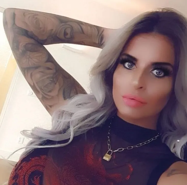 Bila je prava ljepotica, sada je prepuna tetovaža: Čak je odrezala i nos i čuva ga u staklenki