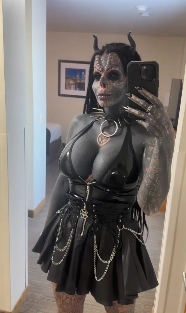 Bila je prava ljepotica, sada je prepuna tetovaža: Čak je odrezala i nos i čuva ga u staklenki