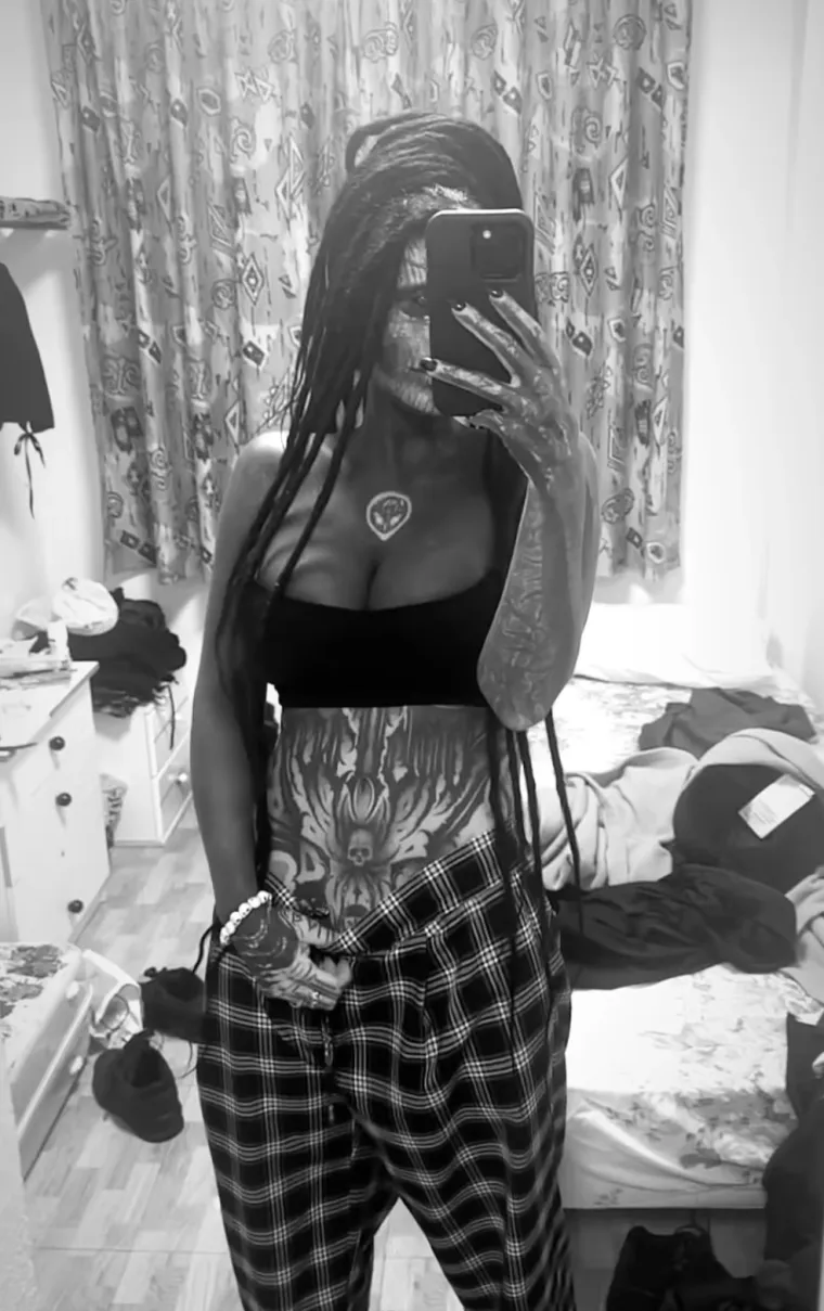 Bila je prava ljepotica, sada je prepuna tetovaža: Čak je odrezala i nos i čuva ga u staklenki