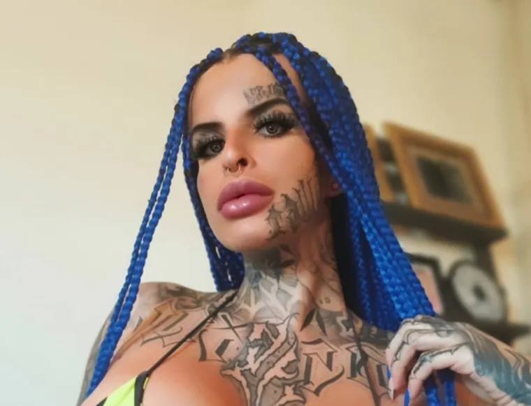 Bila je prava ljepotica, sada je prepuna tetovaža: Čak je odrezala i nos i čuva ga u staklenki