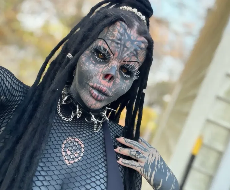 Bila je prava ljepotica, sada je prepuna tetovaža: Čak je odrezala i nos i čuva ga u staklenki