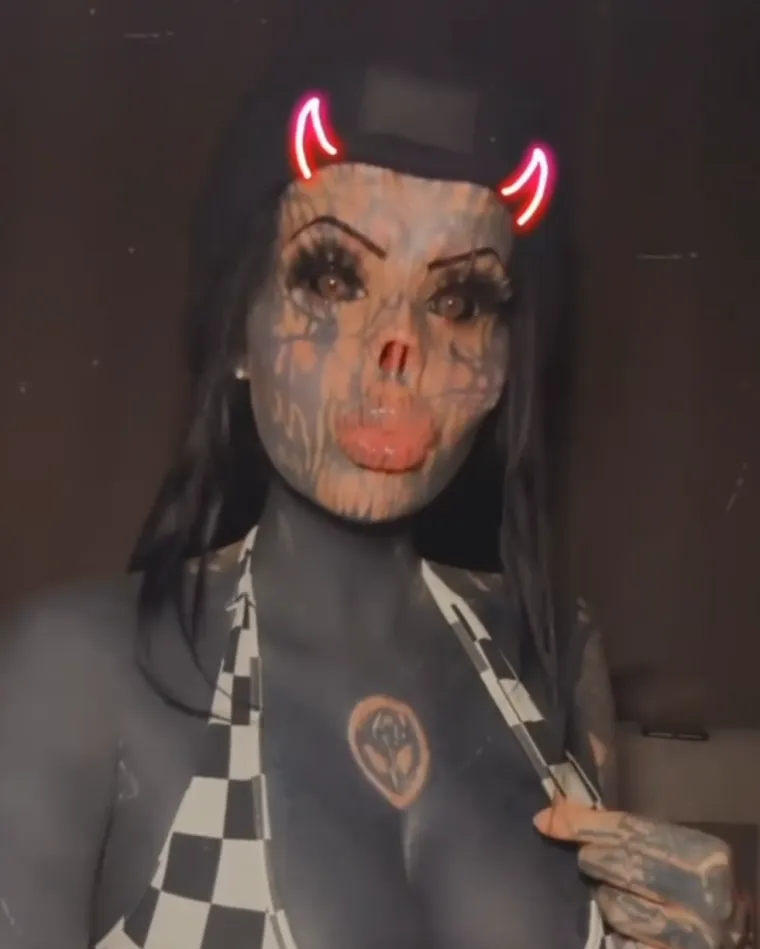 Bila je prava ljepotica, sada je prepuna tetovaža: Čak je odrezala i nos i čuva ga u staklenki