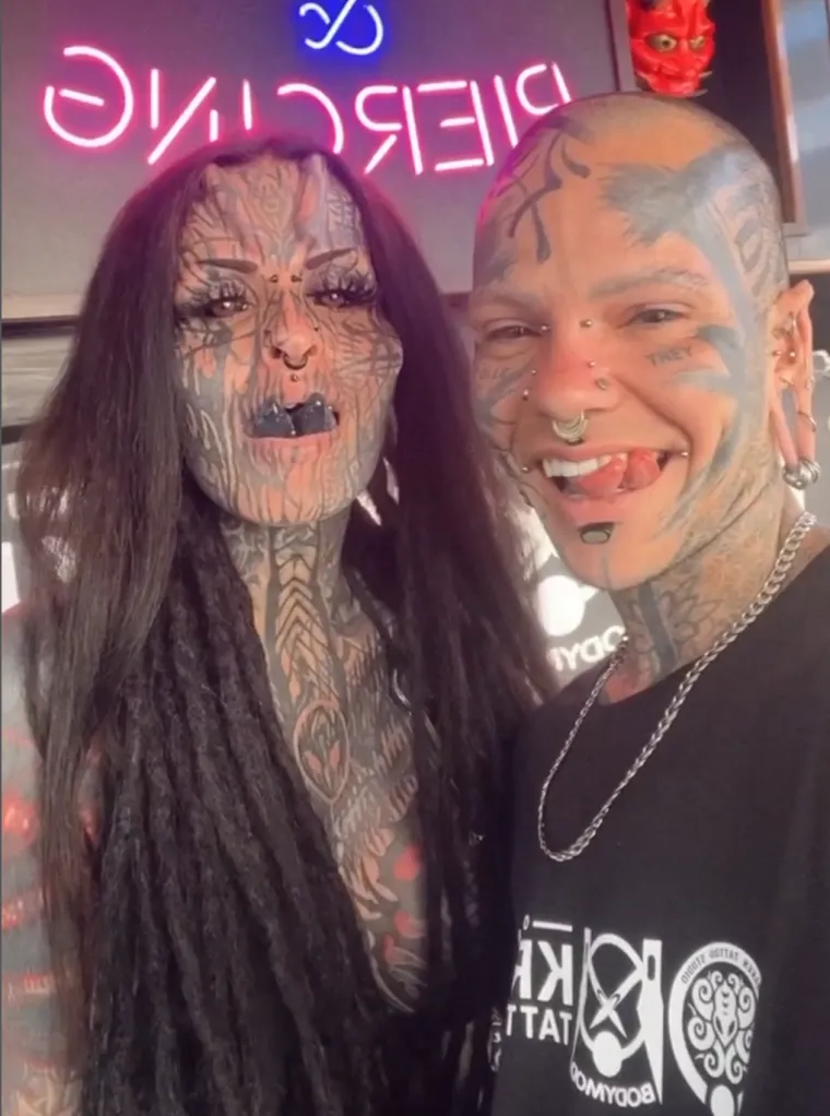 Bila je prava ljepotica, sada je prepuna tetovaža: Čak je odrezala i nos i čuva ga u staklenki