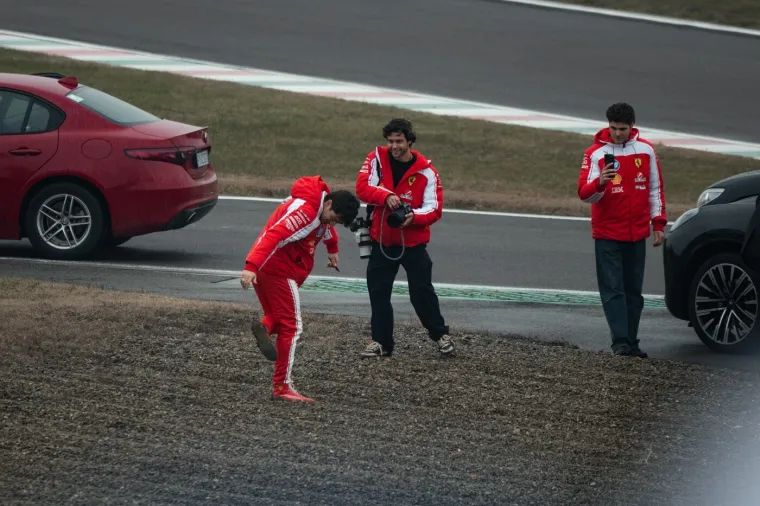 Hamilton i Leclerc doživjeli nezgodu na predstavljanju bolida, paparazzi sve snimio