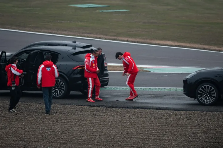 Hamilton i Leclerc doživjeli nezgodu na predstavljanju bolida, paparazzi sve snimio