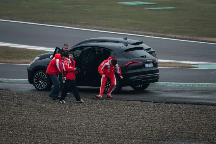 Hamilton i Leclerc doživjeli nezgodu na predstavljanju bolida, paparazzi sve snimio