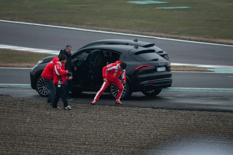 Hamilton i Leclerc doživjeli nezgodu na predstavljanju bolida, paparazzi sve snimio