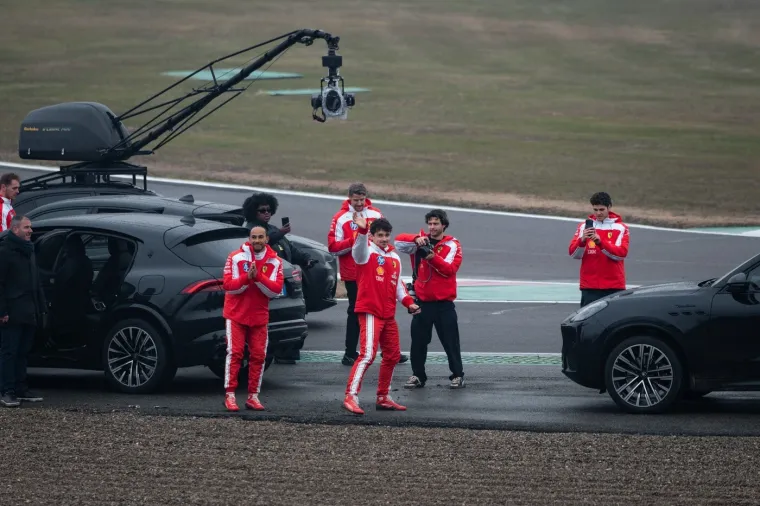 Hamilton i Leclerc doživjeli nezgodu na predstavljanju bolida, paparazzi sve snimio