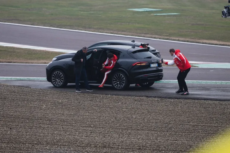 Hamilton i Leclerc doživjeli nezgodu na predstavljanju bolida, paparazzi sve snimio