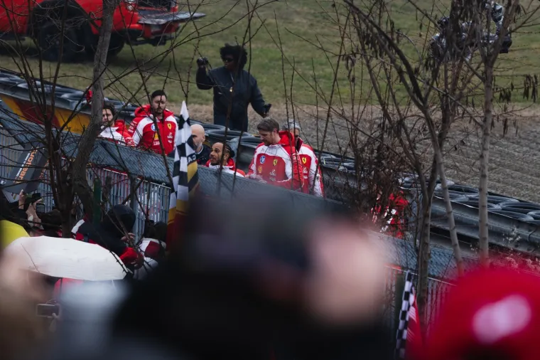 Hamilton i Leclerc doživjeli nezgodu na predstavljanju bolida, paparazzi sve snimio