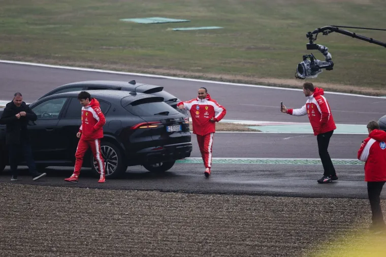 Hamilton i Leclerc doživjeli nezgodu na predstavljanju bolida, paparazzi sve snimio