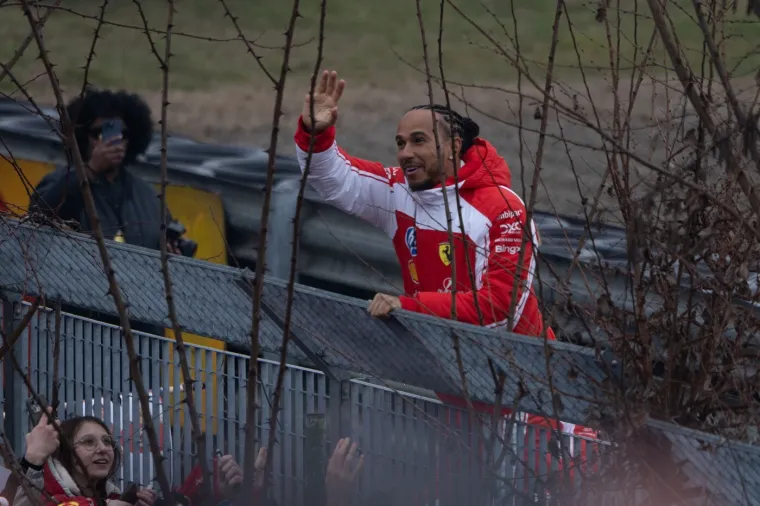 Hamilton i Leclerc doživjeli nezgodu na predstavljanju bolida, paparazzi sve snimio