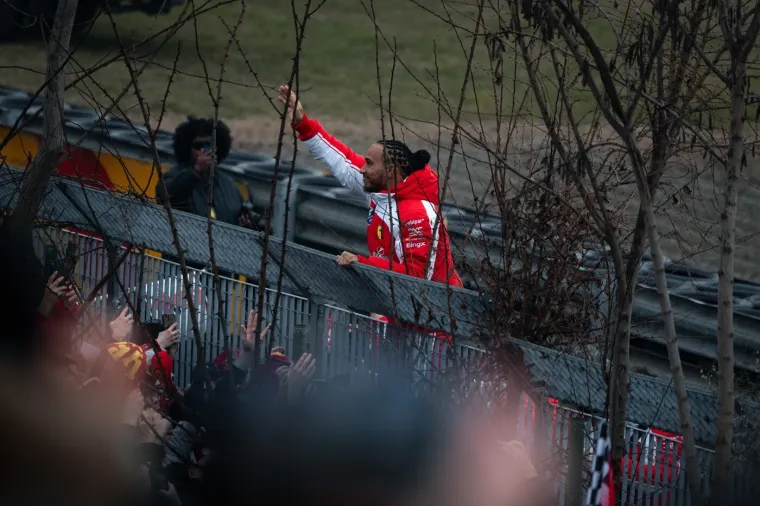 Hamilton i Leclerc doživjeli nezgodu na predstavljanju bolida, paparazzi sve snimio