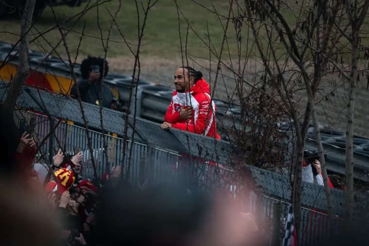 Hamilton i Leclerc doživjeli nezgodu na predstavljanju bolida, paparazzi sve snimio