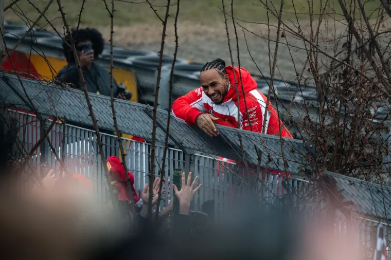 Hamilton i Leclerc doživjeli nezgodu na predstavljanju bolida, paparazzi sve snimio