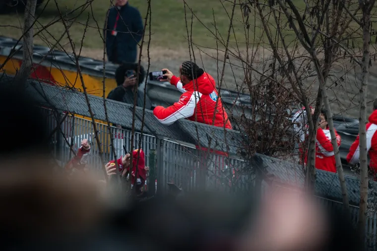 Hamilton i Leclerc doživjeli nezgodu na predstavljanju bolida, paparazzi sve snimio