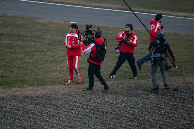 Hamilton i Leclerc doživjeli nezgodu na predstavljanju bolida, paparazzi sve snimio