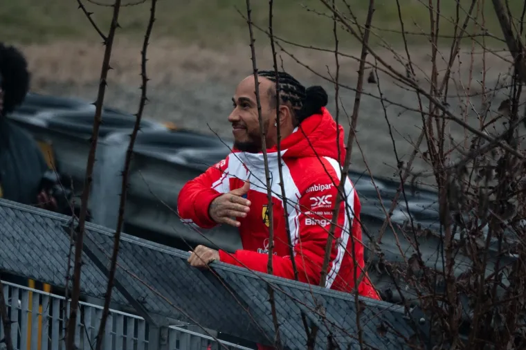 Hamilton i Leclerc doživjeli nezgodu na predstavljanju bolida, paparazzi sve snimio