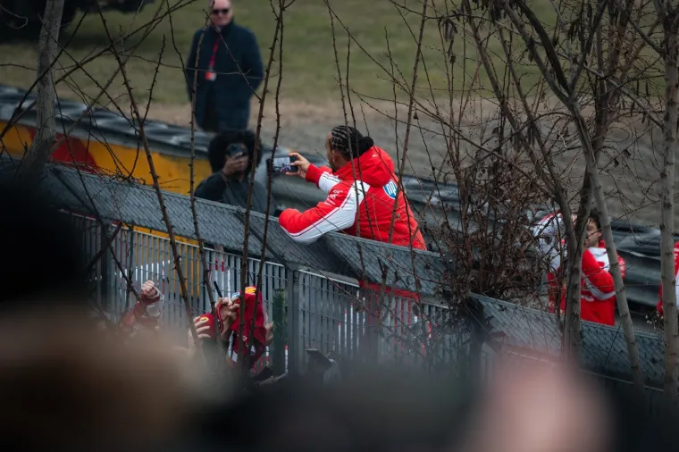 Hamilton i Leclerc doživjeli nezgodu na predstavljanju bolida, paparazzi sve snimio