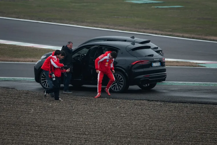 Hamilton i Leclerc doživjeli nezgodu na predstavljanju bolida, paparazzi sve snimio