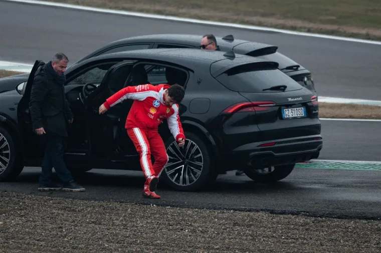 Hamilton i Leclerc doživjeli nezgodu na predstavljanju bolida, paparazzi sve snimio