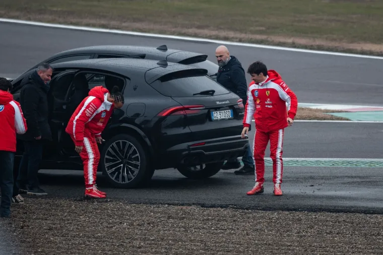 Hamilton i Leclerc doživjeli nezgodu na predstavljanju bolida, paparazzi sve snimio